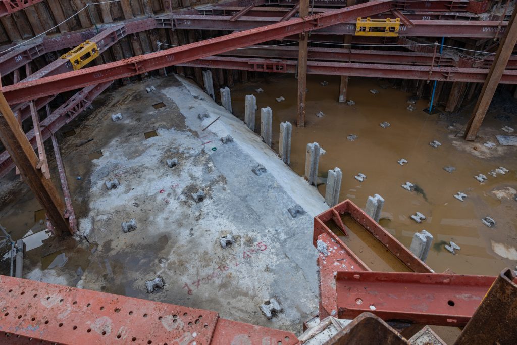 Structural system to prevent soil collapse by sheet pile and soil collapse prevention structure